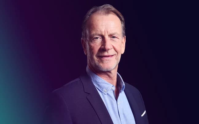 Unternehmer lächelt in die Kamera