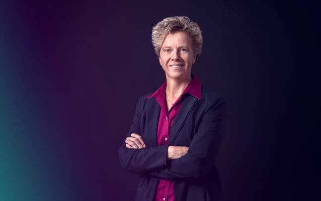 Führungskräftetrainerin Dr. Dorit Baucke schaut lächelnd in die Kamera.