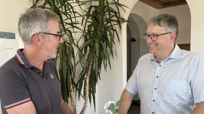 Zwei Männer führen ein Gespräch, das Interview mit Dr. Stefan Dick über das Thema ‘Führung im Mittelstand’